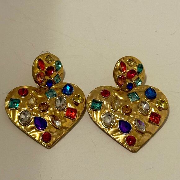 🌟🌟HOLIDAY🌟🌟READY GOLD TONE HEART EARRINGS BEDAZZLED w/FAUX COLORED STONES NEW - Picture 1 of 9